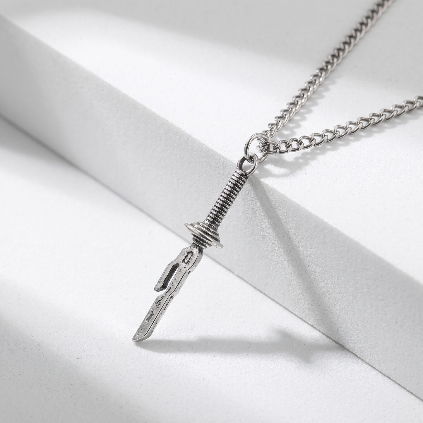 Collar "Lanza Invertida"