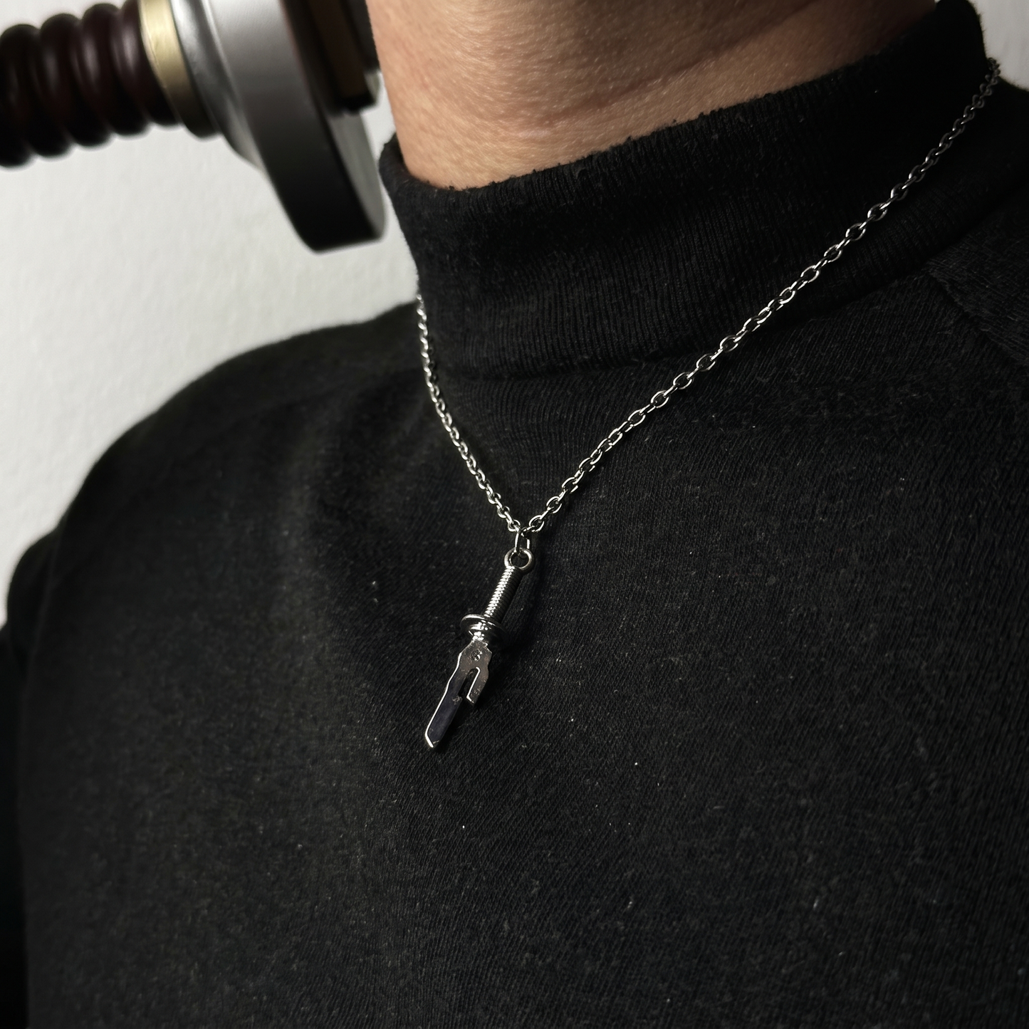 Collar "Lanza Invertida"
